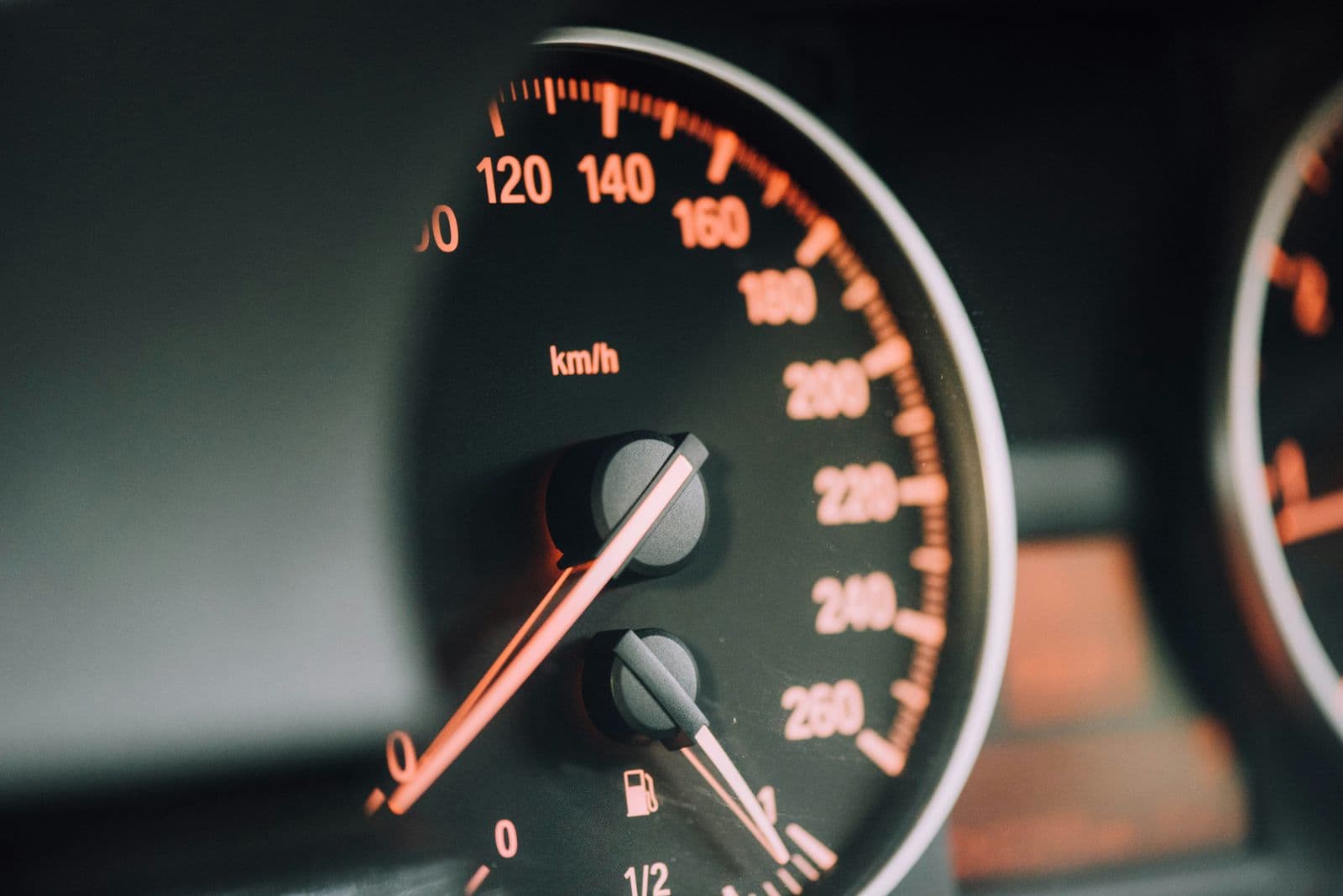 Gros plan sur un compteur de vitesse analogique