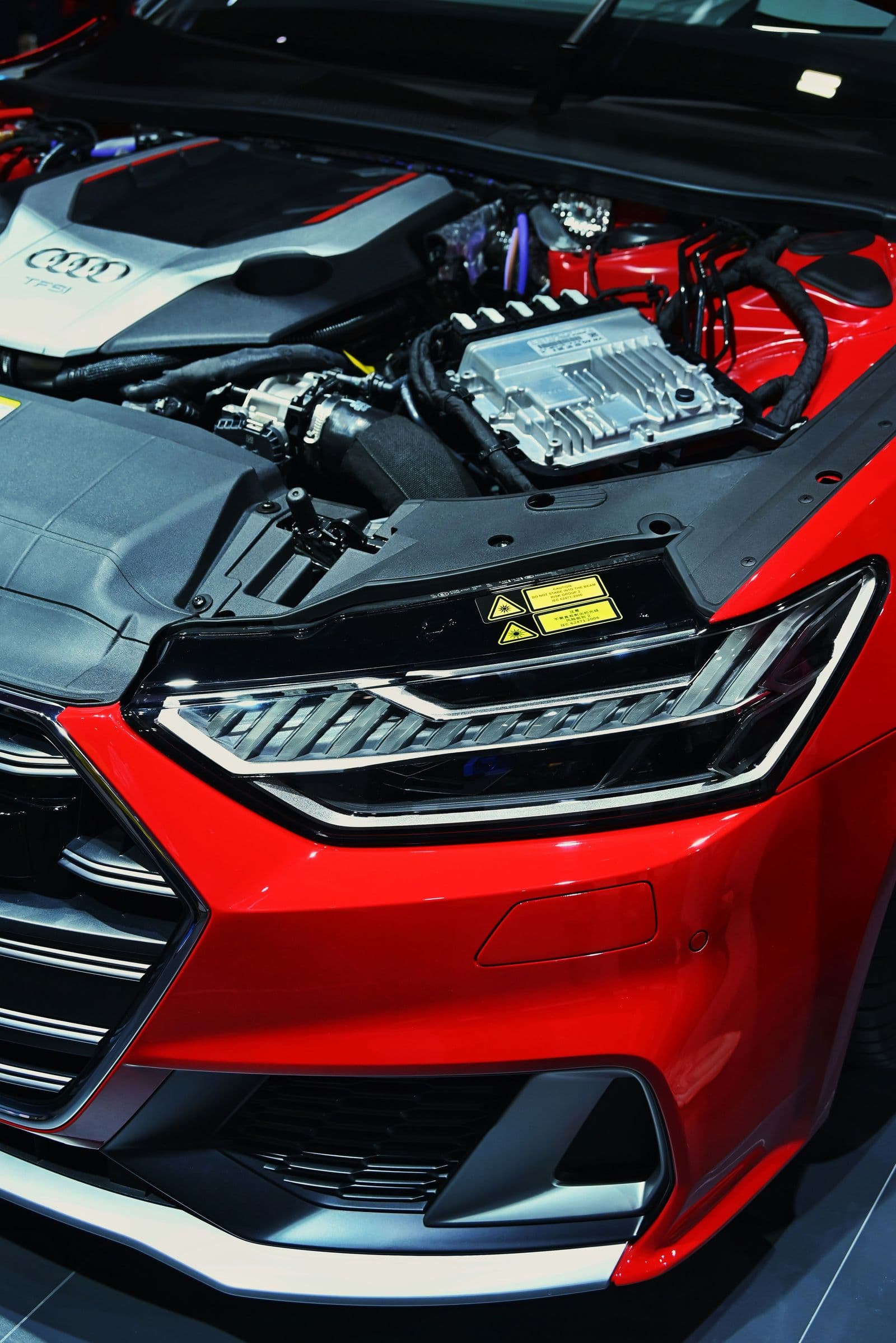 Compartiment moteur et phare d'une voiture, éclairage à vérifier